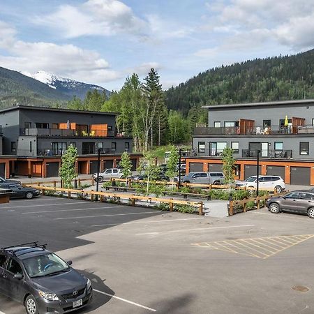 The Mac Shack By Revelstoke Vacations Apartment ภายนอก รูปภาพ