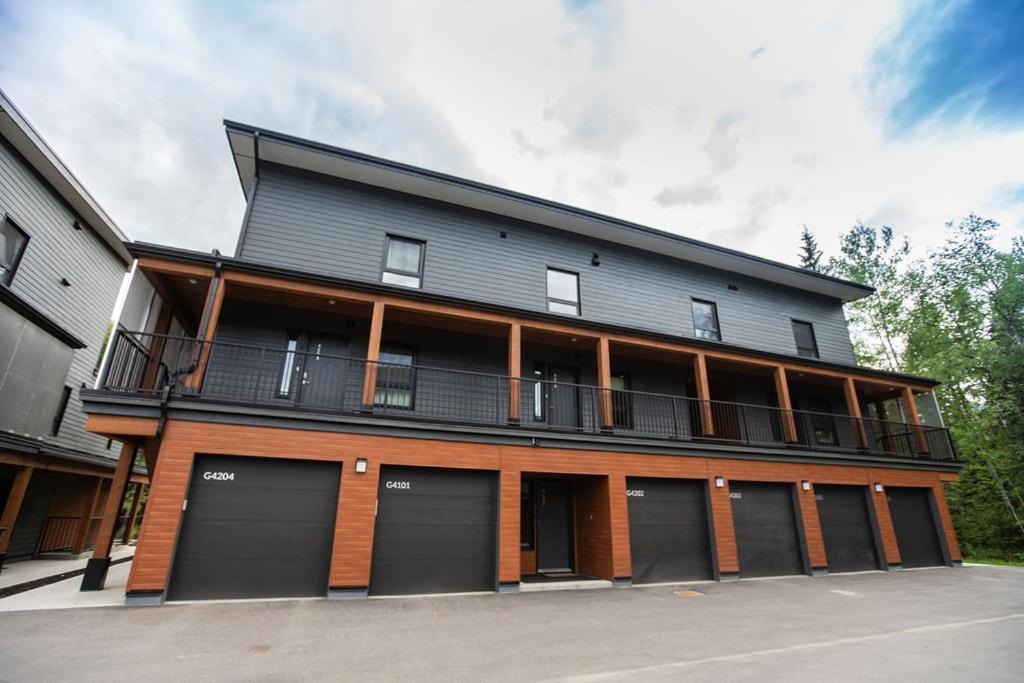 The Mac Shack By Revelstoke Vacations Apartment ภายนอก รูปภาพ