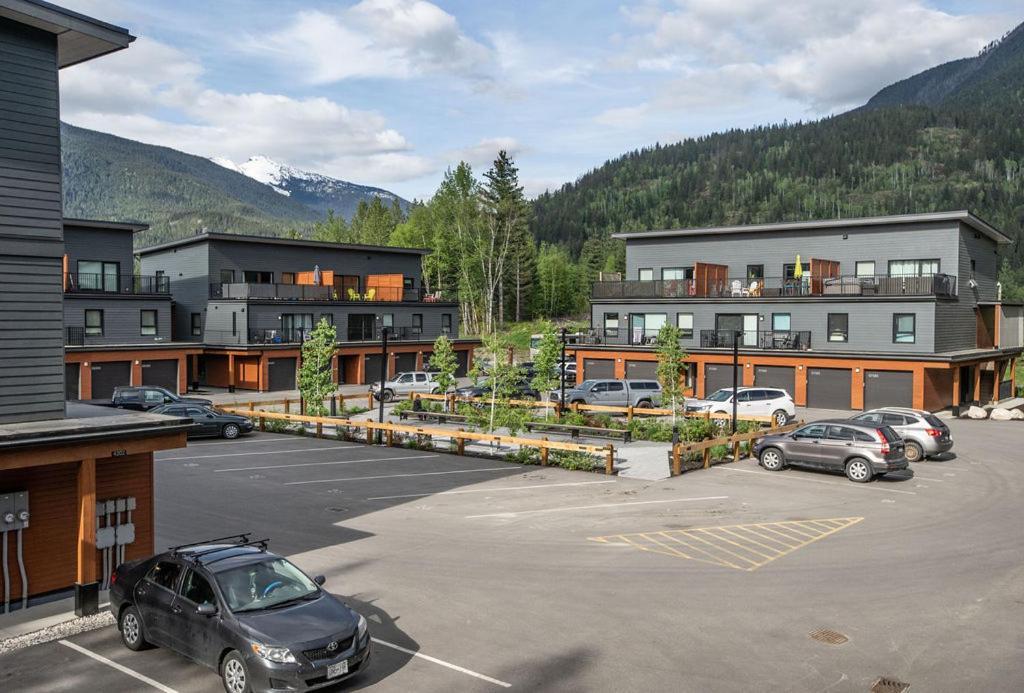 The Mac Shack By Revelstoke Vacations Apartment ภายนอก รูปภาพ