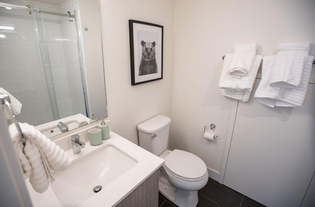 The Mac Shack By Revelstoke Vacations Apartment ภายนอก รูปภาพ